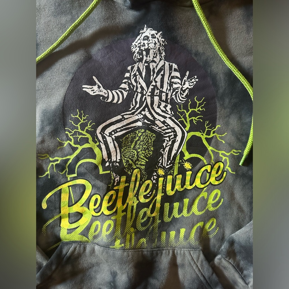 NWT Beetlejuice Tie Dye Crop Hoodie size medium 🪲 - Picture 2 of 8
